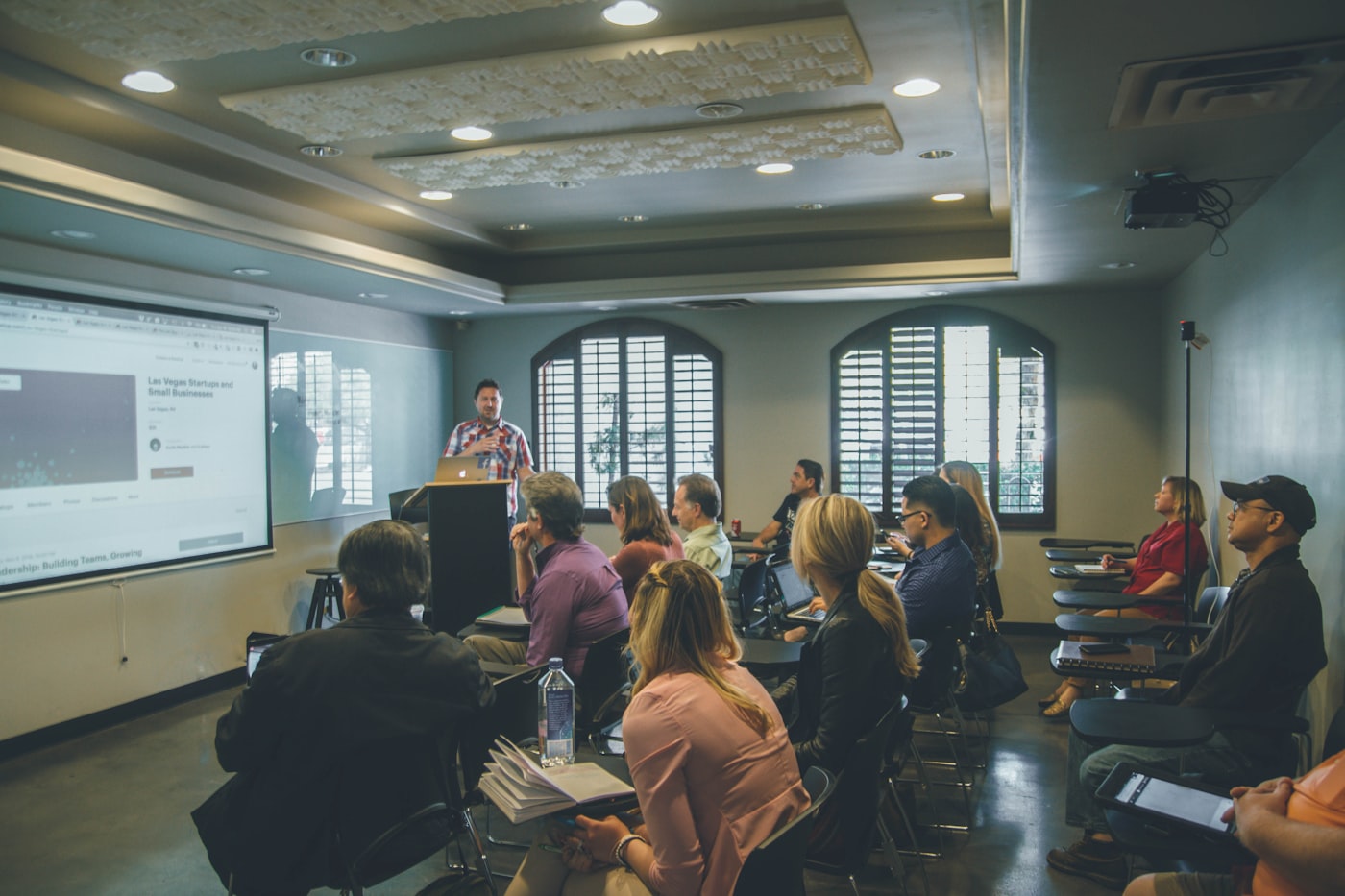 Sala de treinamento corporativo com participantes